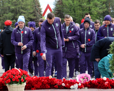 Футболисты «Уфы» возложили цветы к Вечному огню