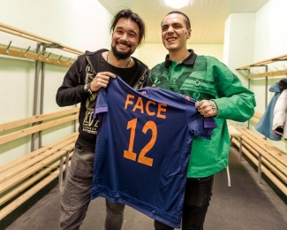ФК «Уфа» подарил рэперу FACE именную клубную футболку