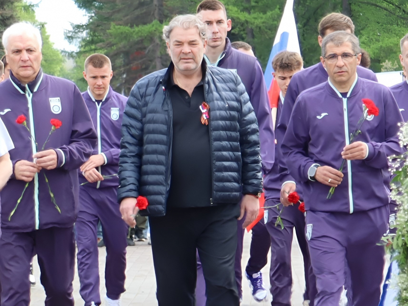 ФК «Уфа» возложил цветы к Вечному огню!