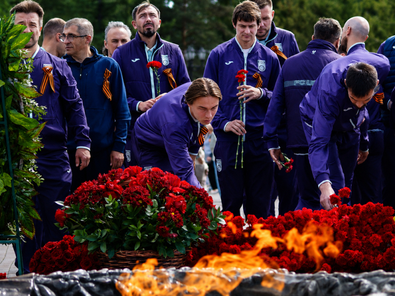 ФК «Уфа» возложил цветы к Вечному огню в Парке Победы!