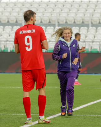 Юлия Лайне нанесла символический удар по мячу перед матчем «Уфа» - «Спартак»