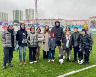 Воспитанники детских домов посетили стадион «Нефтяник»